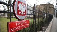 В центре конфликта находится национальное консервативное правительство Польши и Конституционный трибунал », - говорится в комментарии