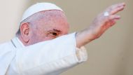Папа с поднятым большим пальцем в своем любимом приветственном жесте улыбается с обложки итальянского издания популярного и влиятельного рок-журнала Rolling Stone