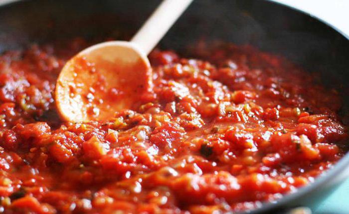 Comience a cocinar la pasta con pasta de tomate