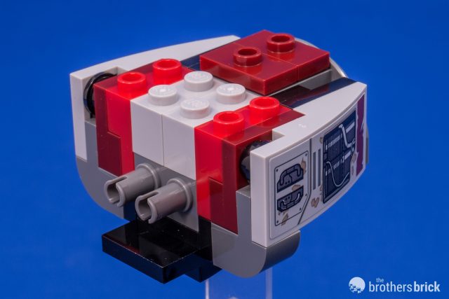 Задняя часть кабины демонстрирует еще несколько сложных техник типа «гвоздики не сверху», которые стали обычным явлением в последних моделях LEGO